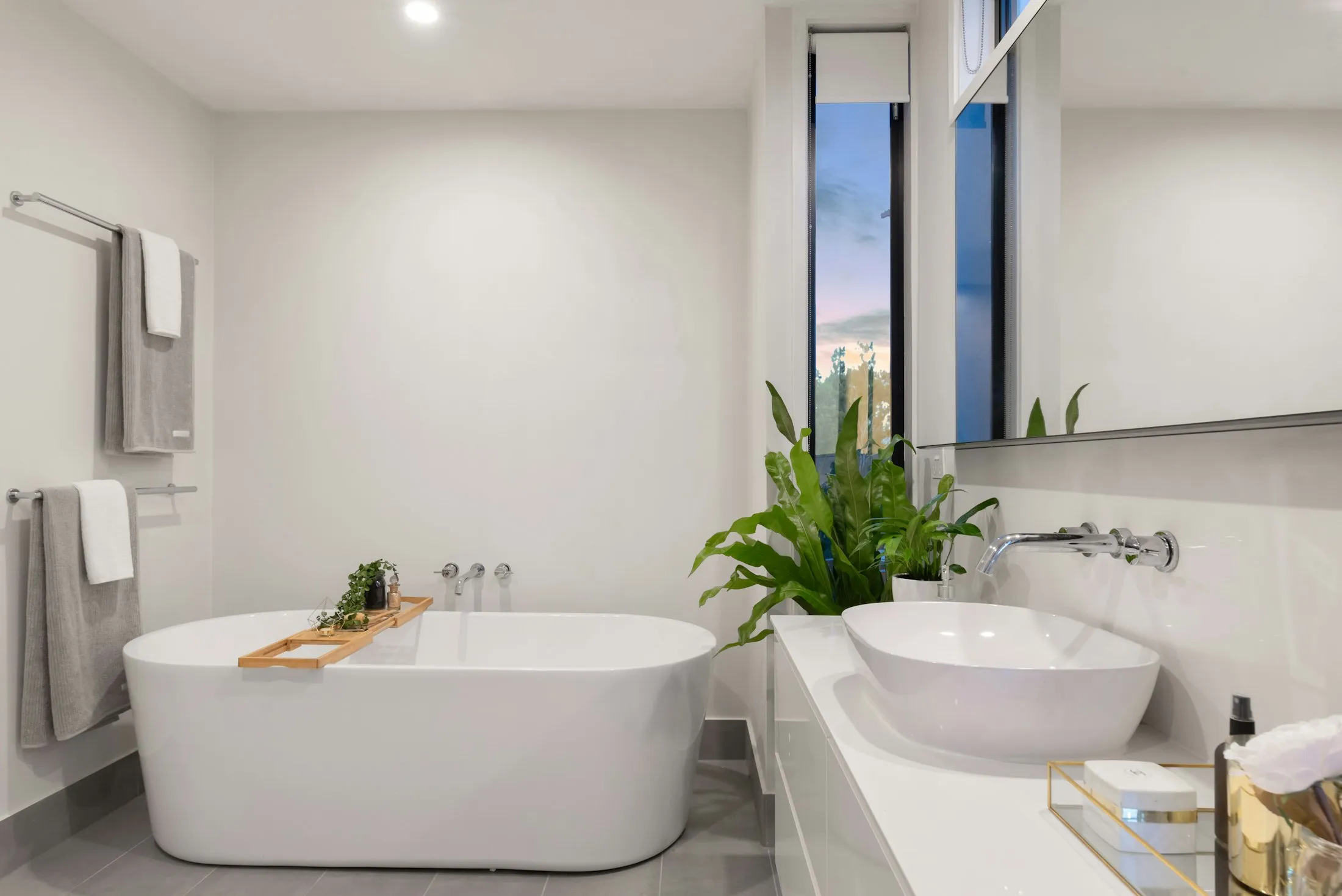 Salle de bains rénovée par Pfister & Andreina, installateur sanitaire à Genève